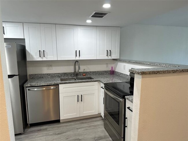 Building Photo - 3740 Inverrary Dr Unit 1r Rental
