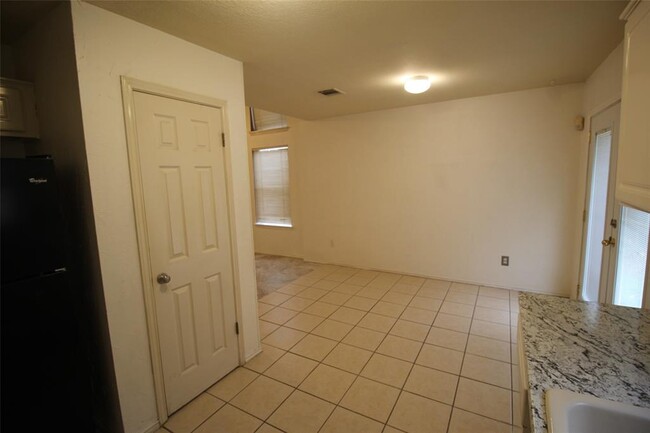 Photo - 404 Shant St