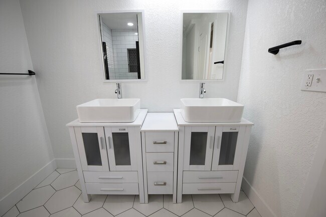 Photo - 204 W 36th St Unit 2