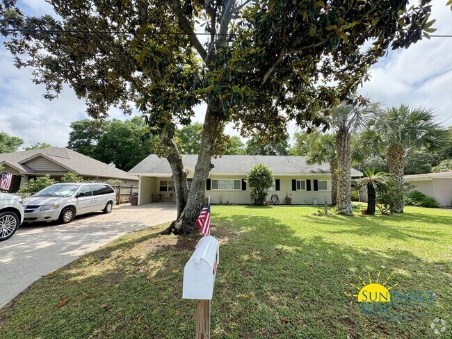 Building Photo - Beautifully updated 3 Bedroom home in Elli...