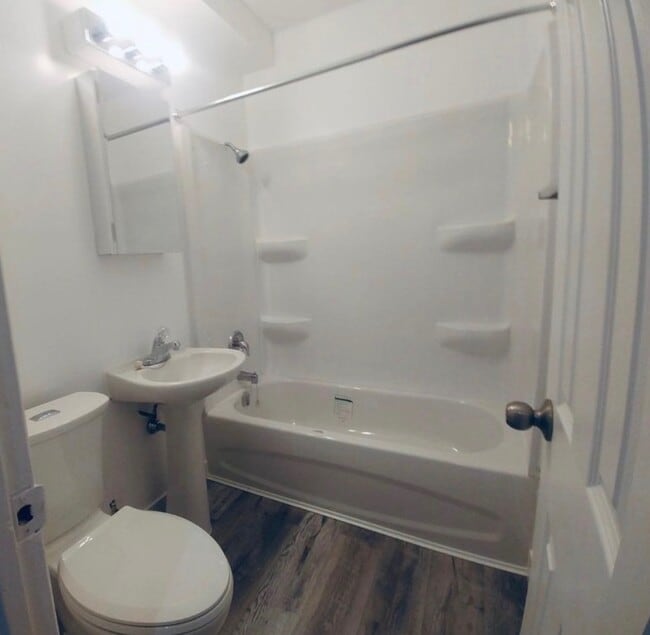 Photo - 2422 Keele St