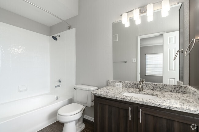 2BR, 2BA - 1,185SF - Bathroom