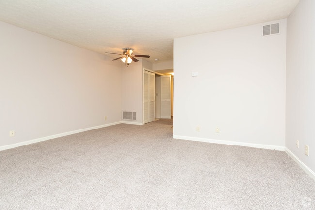1HAB, 1BA - 735 ft² - Sala de estar - Hurstbourne Crossing Apartments