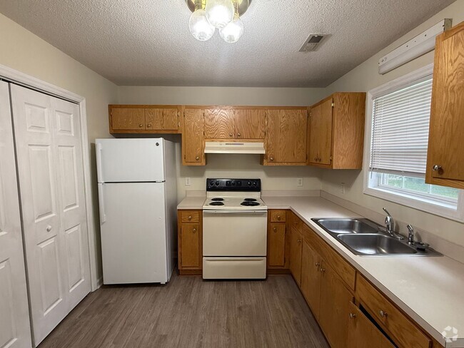 Building Photo - Two bedroom, 1 bath apartment in Graham (P... Unit Q