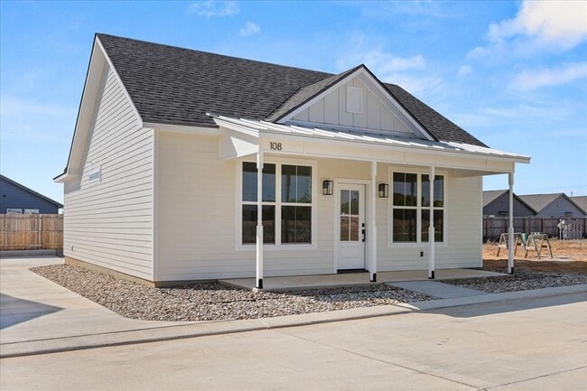 Building Photo - 802 S Creek St Unit 108