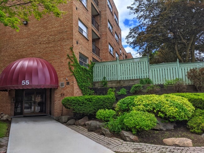 Building Photo - 55-355 Wellington St W Unit 320