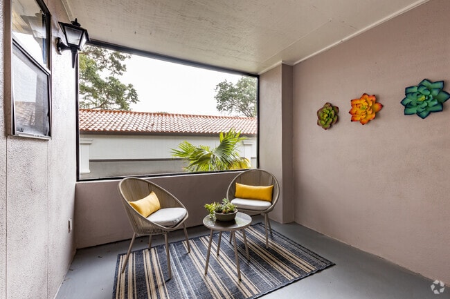 2 BR, 2 BA - 1,040 SF