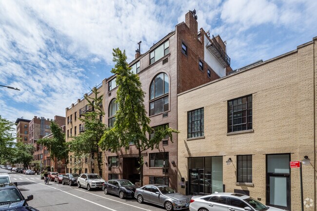 Photo - 838 Greenwich St