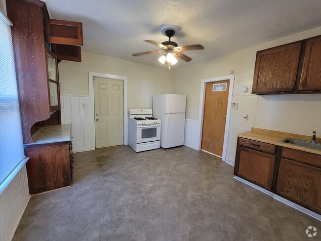 Building Photo - 909 Kewaunee St Rental