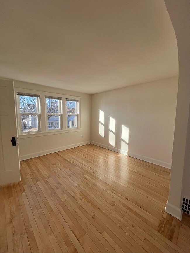 Sala de estar con la puerta del armario abierta - 2706 E Morgan Ave Unidad Morgan Avenue