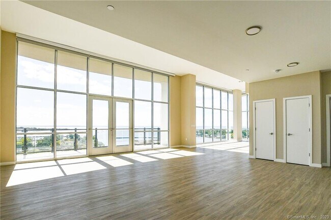 Photo - 2 Hbr Pt Rd S Unit 1613