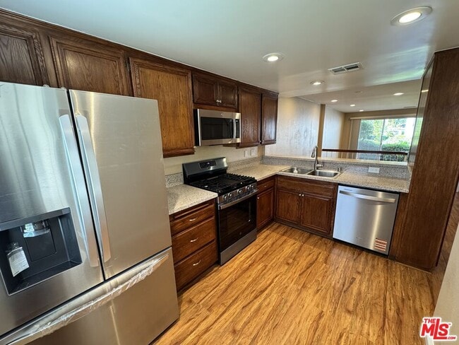 Building Photo - 5624 Las Virgenes Rd