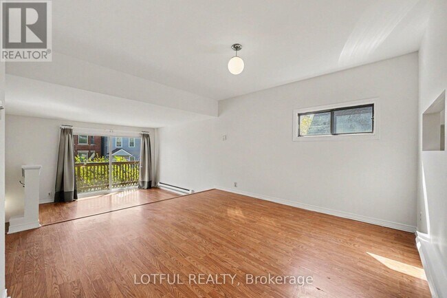 Photo - 72 Spadina Ave Unit 2
