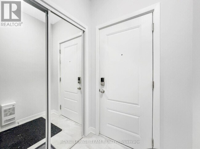 Photo - 1018 Parnian Private