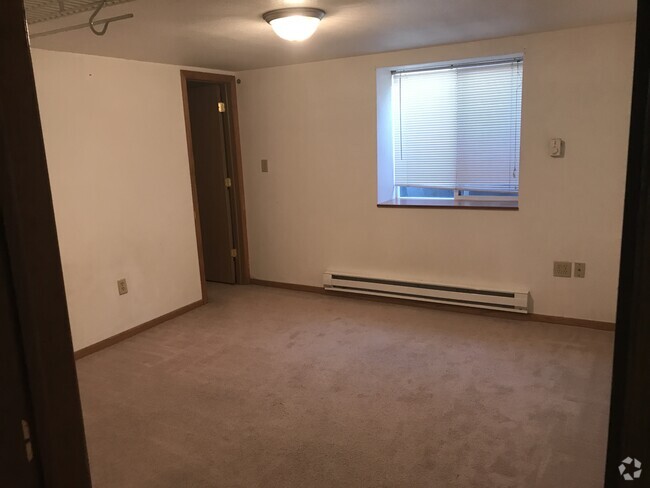 Building Photo - 20427 Clark St Unit Apt 9