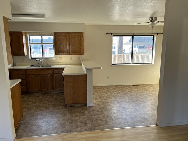 Photo - 1663 Kaiser St