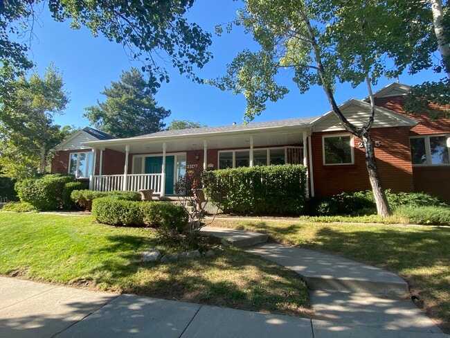 Building Photo - 2115 E Browning Ave Unit 2115 browning Rental