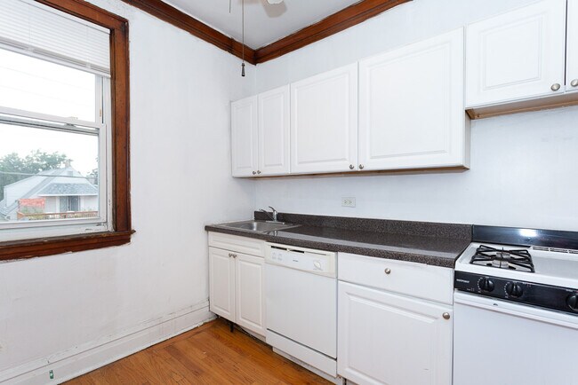 Photo - 4828 W Addison St Unit E3