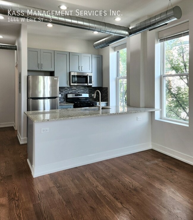 Building Photo - 1444 W Erie St Unit 3 Rental