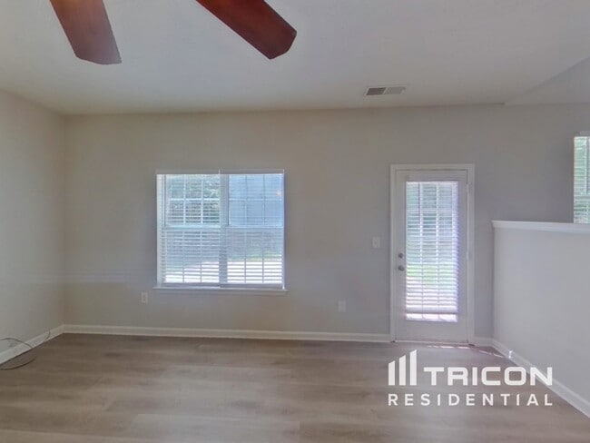 Photo - 660 Escalade Dr