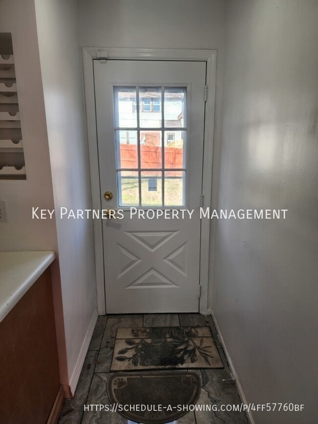 Photo - 318 E 68th St