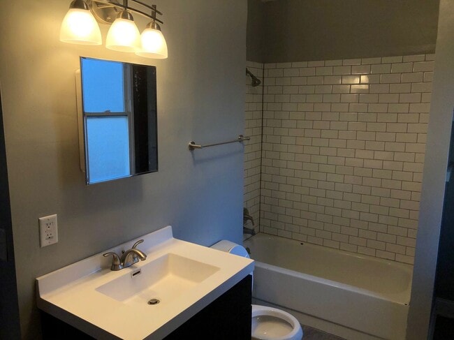 Photo - Beautiful 4 Bedroom 2 Bathroom Home in Minneapolis!