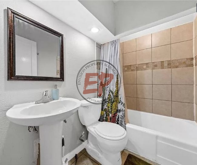 Photo - 213 N Oak Dr