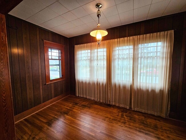 255 Woodside Ave Unit Lower Unit