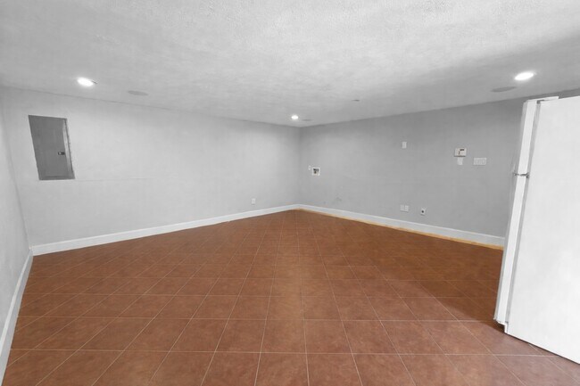 Photo - 7013 Hemlock St