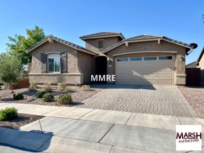Building Photo - Beautiful 3 bedroom home plus den with pri...