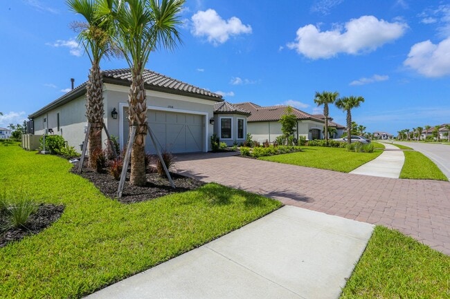 Photo - BRAND NEW** STUNNING POOL HOME**PROFESSIONALLY DECORATED**3 BEDS + DEN/ 3 FULL BATHS***ESPLANADE ...