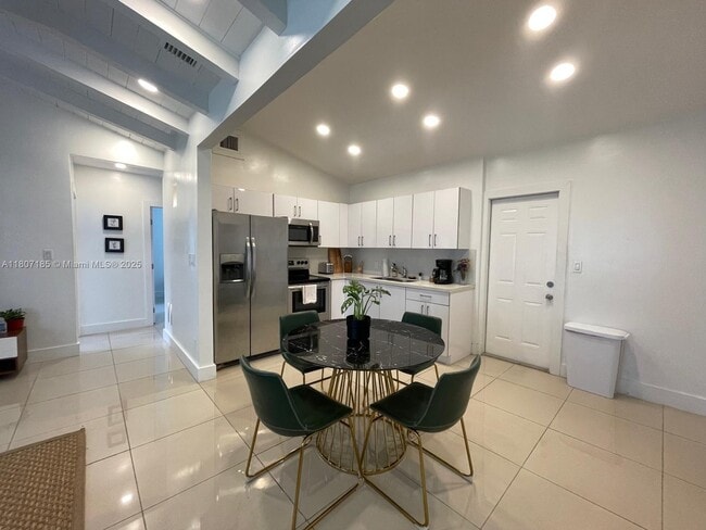 Building Photo - 26 NE 70th St Rental