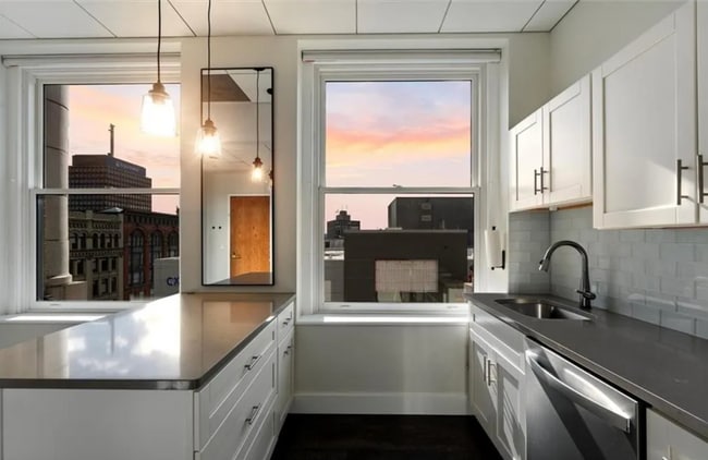 Building Photo - 108 W Jefferson St Unit 702