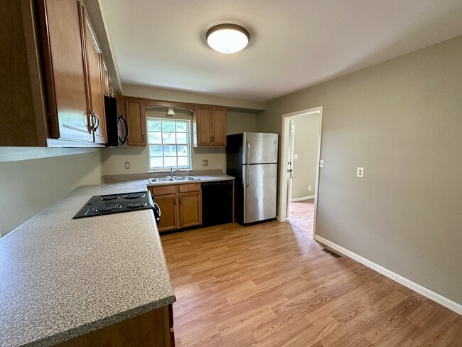 Photo - 227 Creekwood Dr