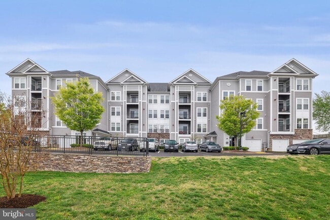 Building Photo - Bright Two Bedroom Condo