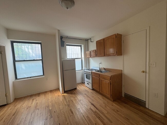 Building Photo - 328-330 E 14th St Rental