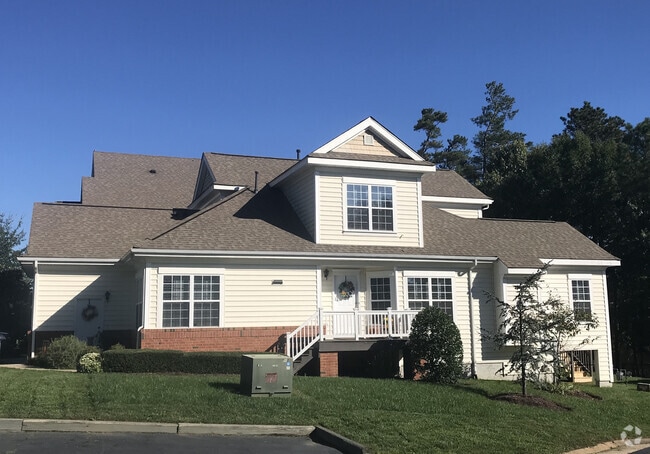 Building Photo - Available in August!  3 Bedroom 2 1/2 Bath... Rental