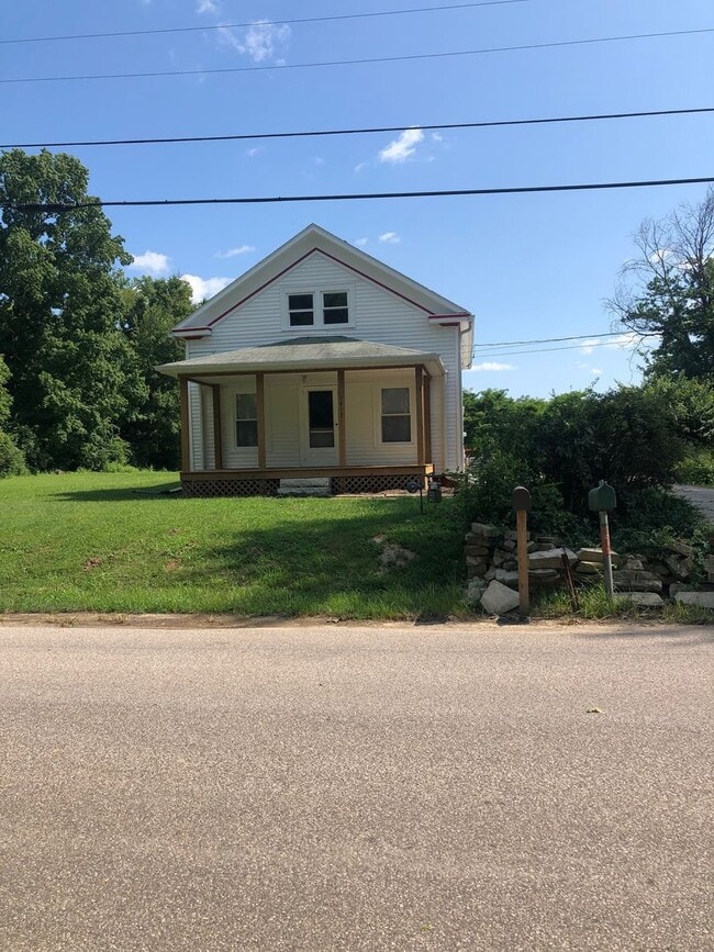 Building Photo - "The SCHOOLHOUSE," 3 bed/1 bath home acros...