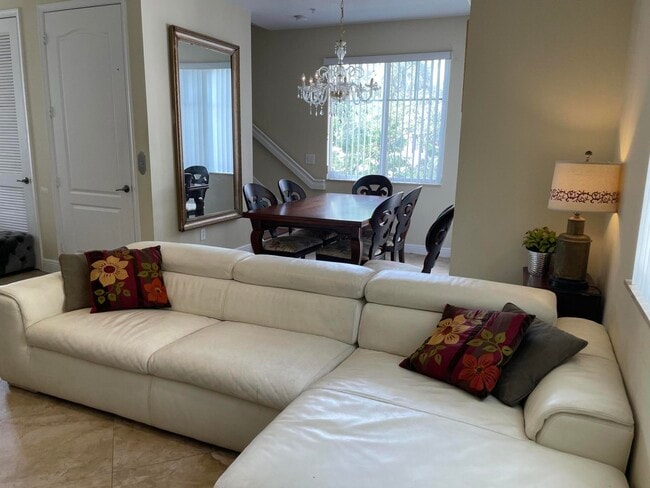 Photo - 552 NW 39th Cir