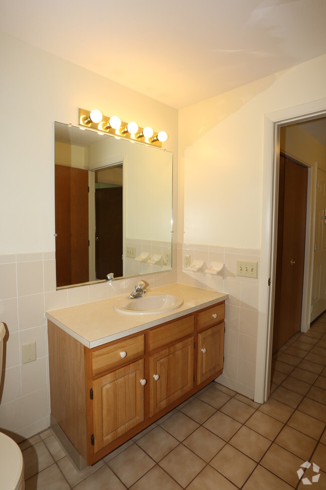 Bathroom - Willow Stream Apartments North