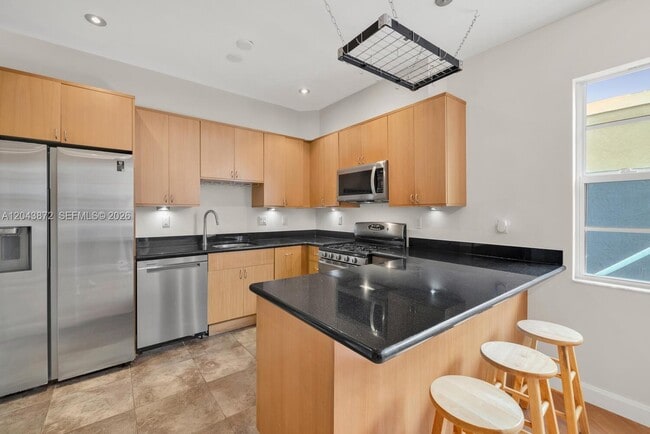 Building Photo - 305 Jefferson Ave Unit 2