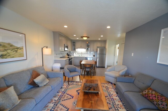 Building Photo - Long Term! Furnished! Bus Route! Heat included! Pets negotiable!