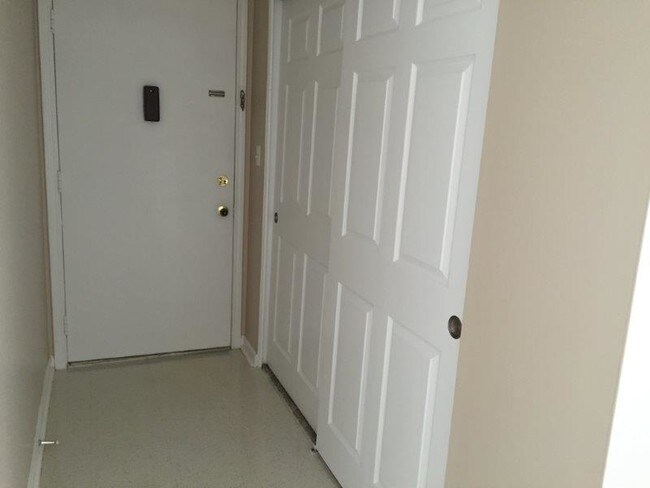 2BR, 1BA - 870SF - The Emerson - Heritage Arms