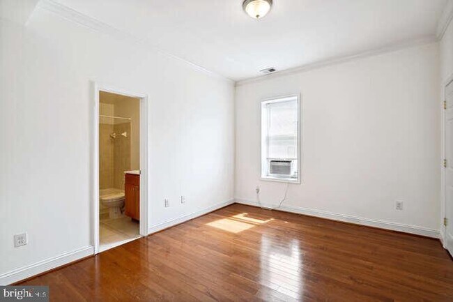 Photo - 1337 Girard St NW