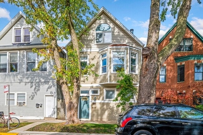 Building Photo - 2156 W Belle Plaine Ave Unit 1b