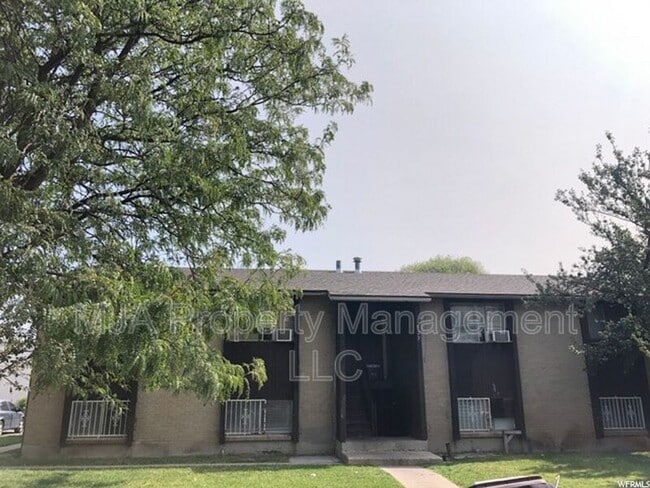 Building Photo - 2523 S Lakecrest Dr Unit 01