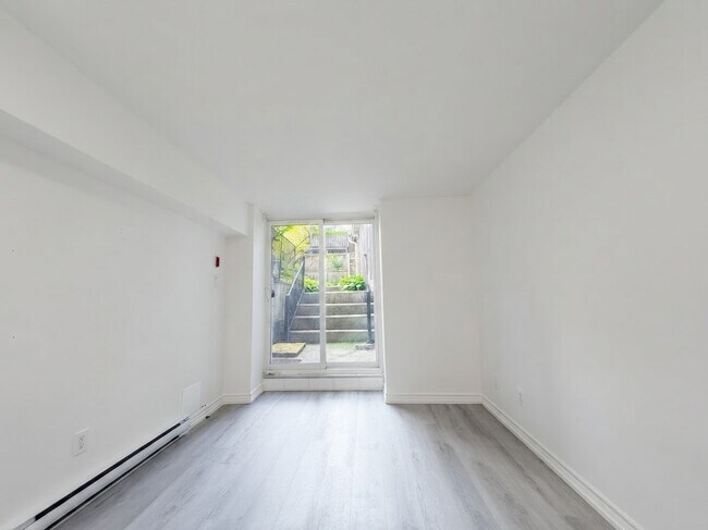 181 Gerrard St E Unit 103