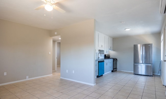Building Photo - 710 W 12th St Unit #2 Rental