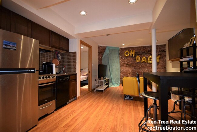 Building Photo - 1689 Beacon St Unit 4 Rental