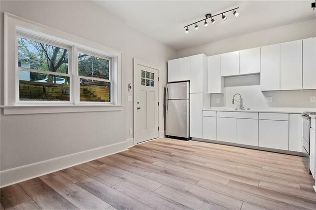 Photo - 940 St Charles Ave NE